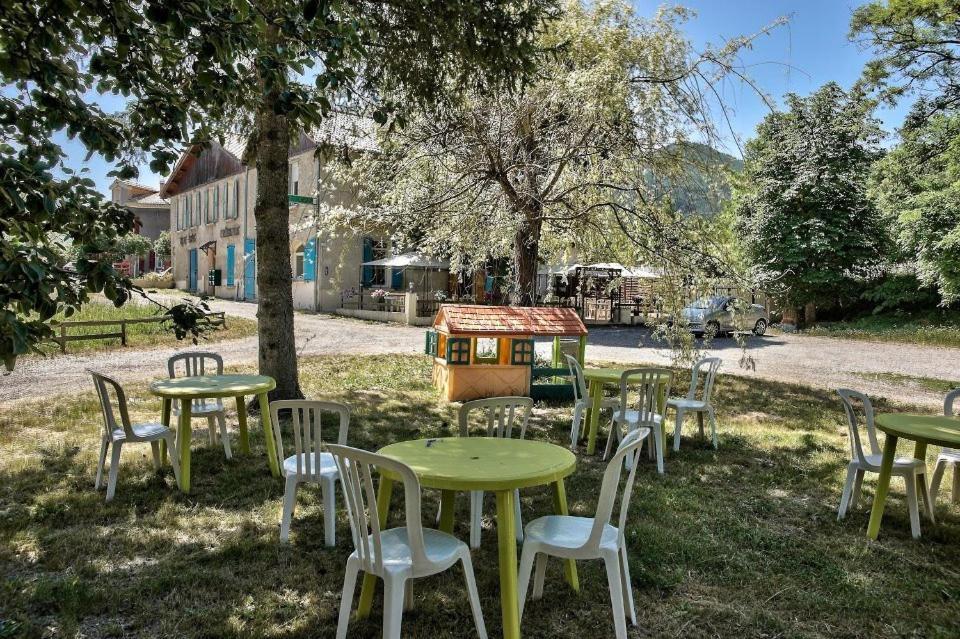 Auberge Du Marronnier Barreme Bagian luar foto